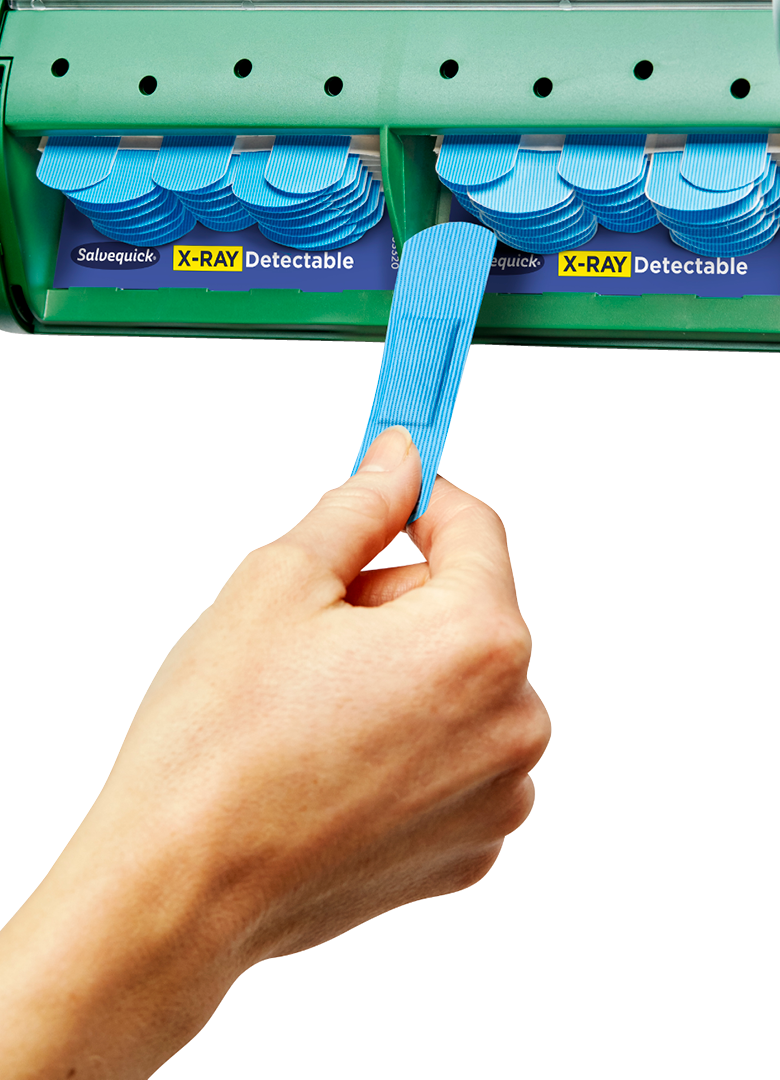 Met de hand pleisters uit de afvalbak trekken