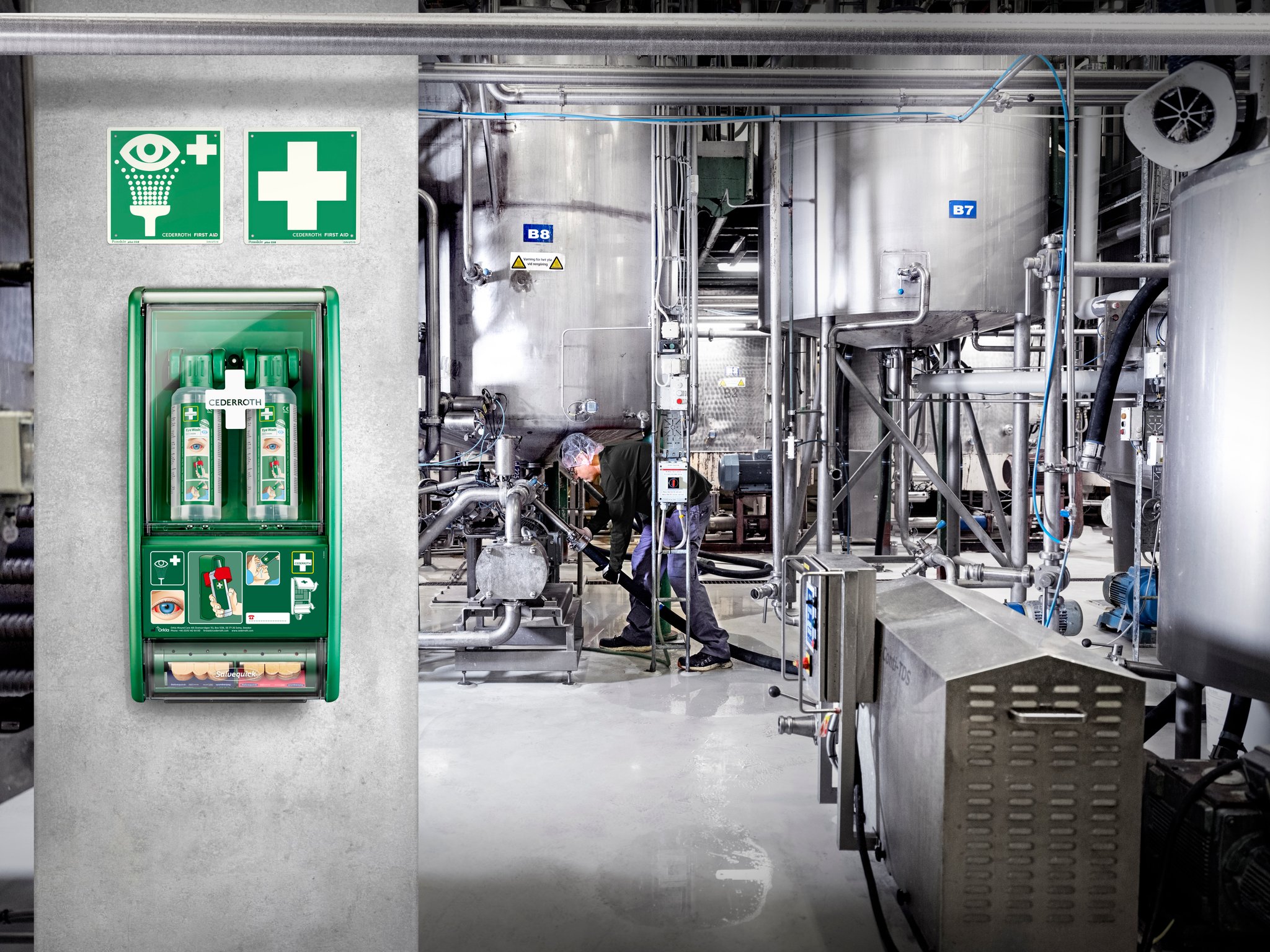 Industriehal met groene EHBO-post
