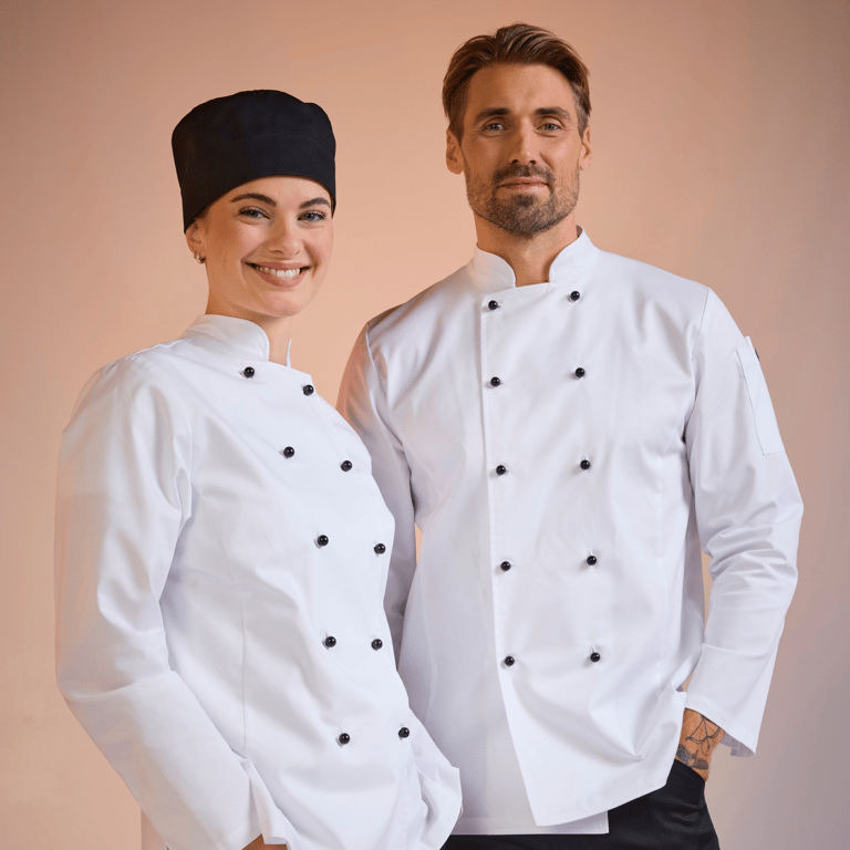 Kaksi kokkia klassisessa valkoisessa kokintakissa lounaasta – käytännöllinen, tyylikäs ja mukava keittiöympäristöön. Klikattava linkki South West Chef -sivulle.