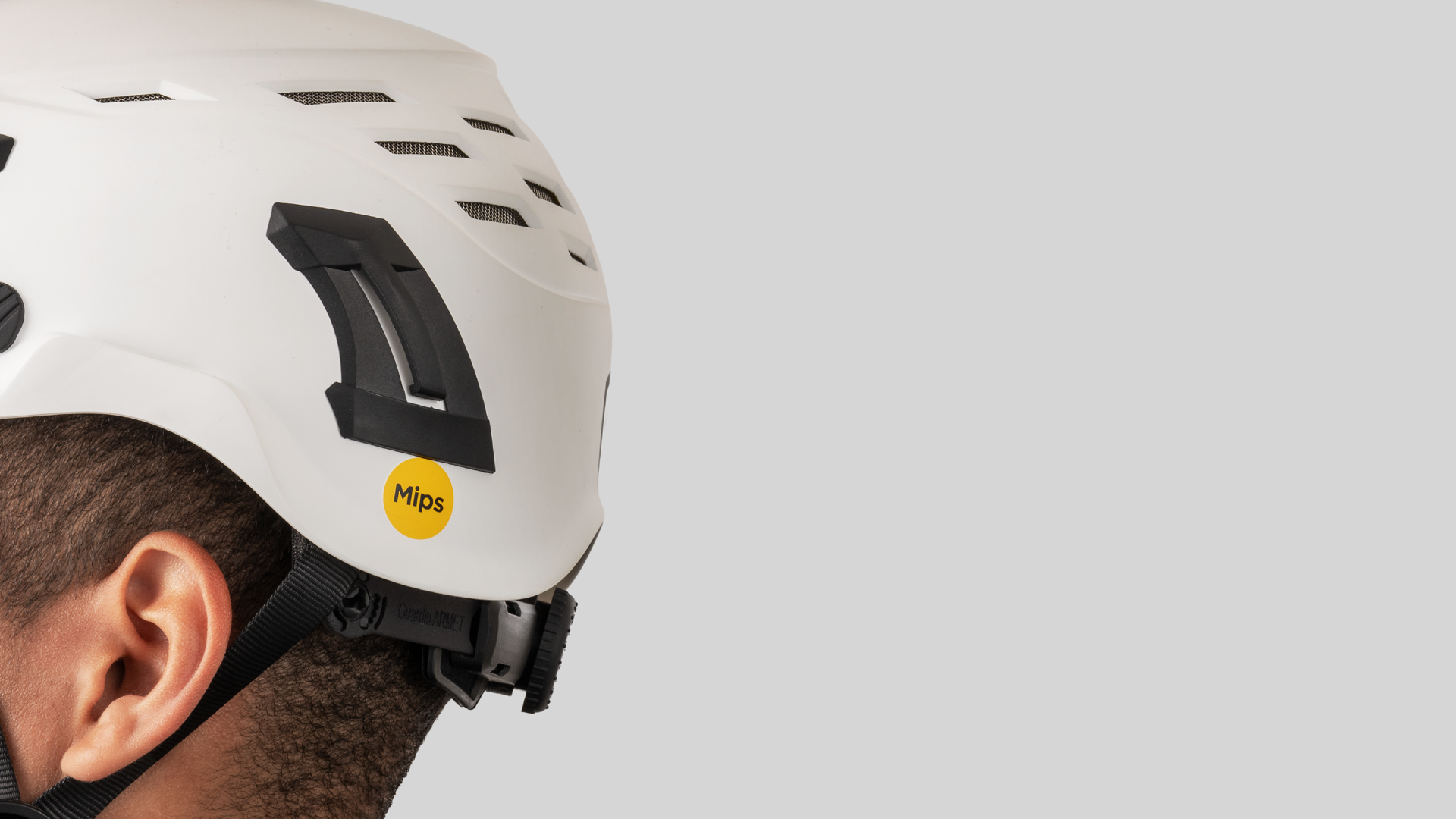 En närbild på en vit skyddshjälm med Mips logga