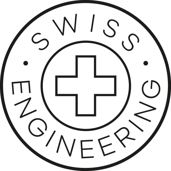 Rund symbol med ett schweiziskt kors och texten “Swiss Engineering”. Betonar att skorna är utvecklade med schweizisk ingenjörskonst och kvalitet.