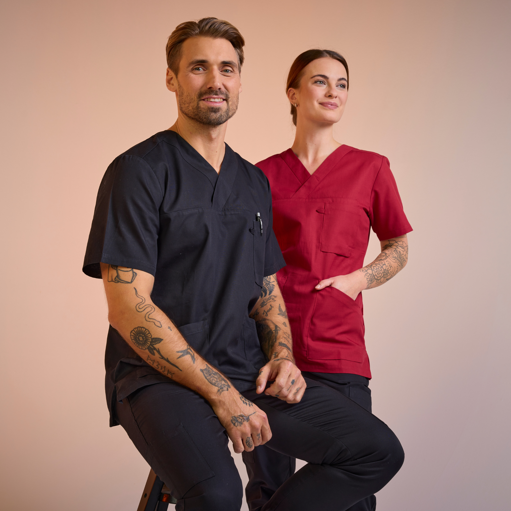 Mann und Frau in Pflege Tuniken aus dem South West – anklickbarer Link zur Kategorie Tuniken.