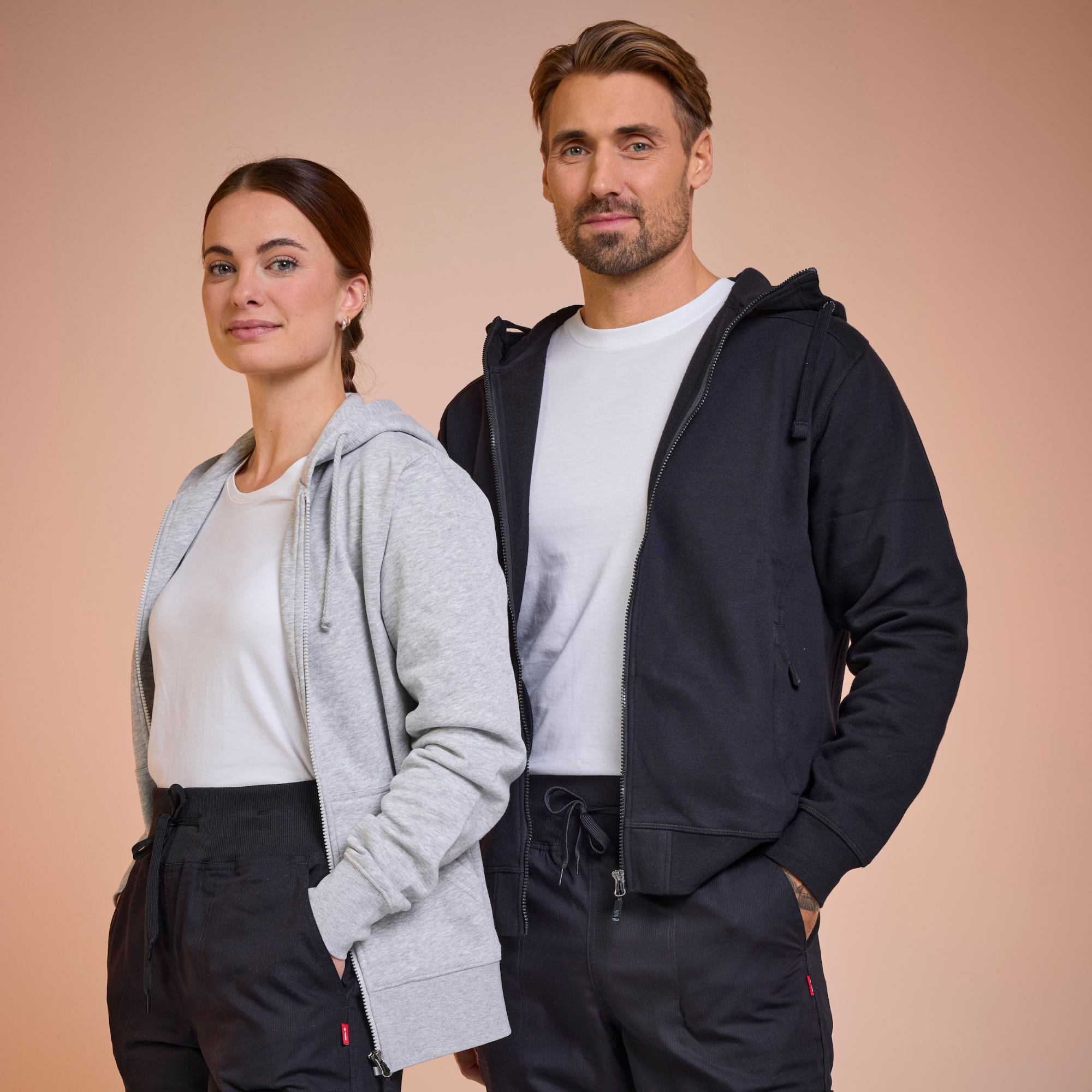Menschen in grauen und schwarzen Pullovern aus dem South West – anklickbarer Link zur Kategorie Pullover.