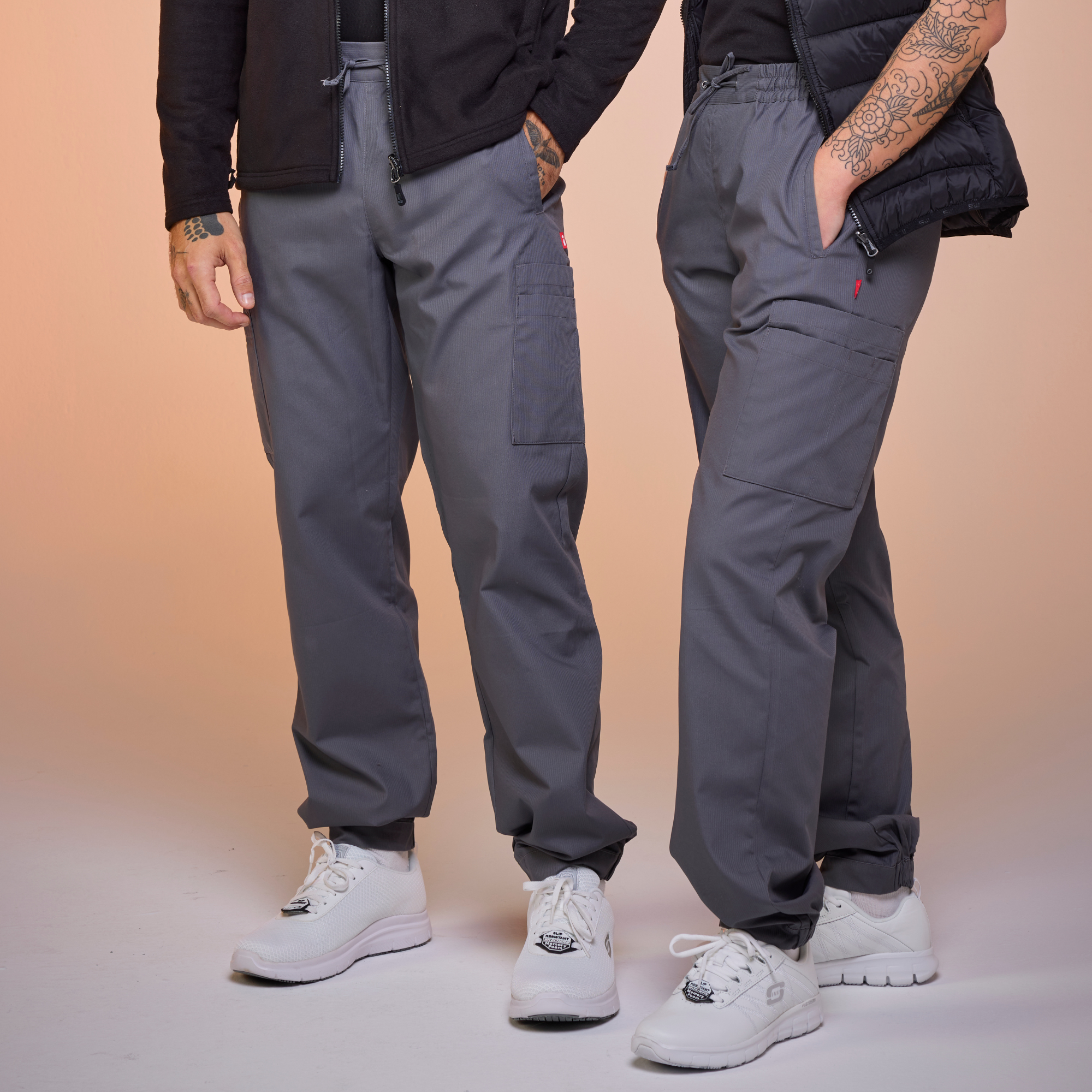 Nahaufnahme der Beine in einer grauen Arbeitshose aus dem South West – Link zur Kategorie Hosen.